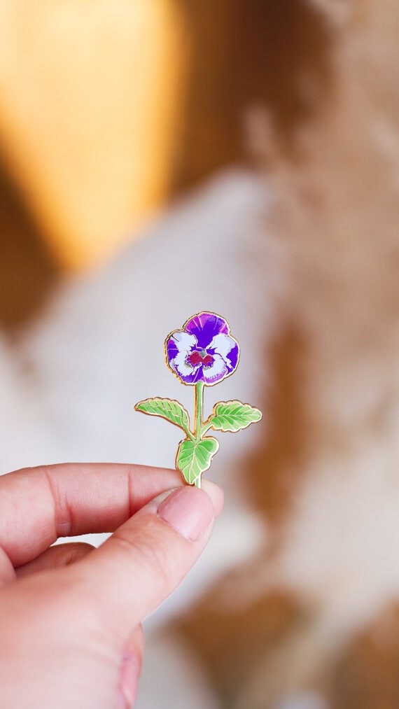 Pansy Enamel Pin, Pansy Gift, Flower Lover Pin, Pansy Badge, Pansy Brooch Pin, Accessoire botanique, Backpack Pin