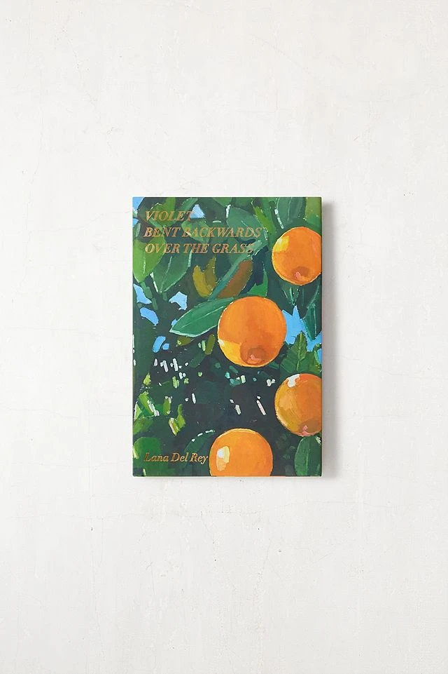 Violet Courbé en Arrière Sur l'Herbe Par Lana Del Ray