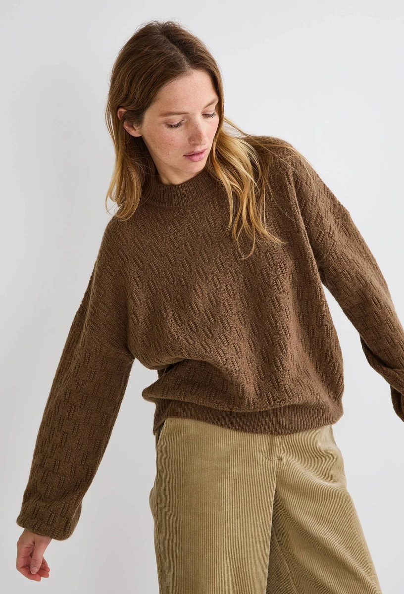 Pull col rond contenant de la laine