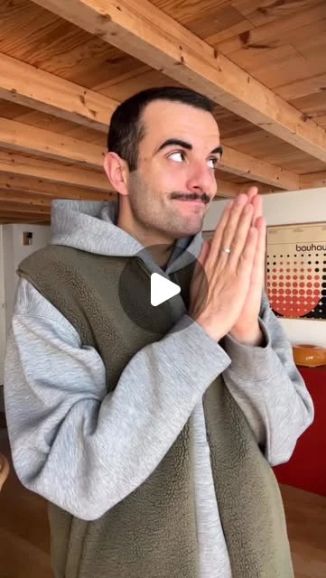 Chris Payen • DIY on Instagram: "DIY • ON PRÉPARE NOËL ENSEMBLE 🌲Vraiment l’un des plus simples DIY de mon compte. Chaque année je le fais parce que j’adore le rendu 🥰Aucune excuse pour ne pas réussir ce dessin ! Un cercle + des petits traits : C’EST TOUT ! 😍On peut aussi le faire sur une vitre et ça s’efface très facilement avec une éponge humide même après des semaines ! Alors, vous aimez ? Qui se lance ?#diynoel #diy #christmasdiy #deconoel"