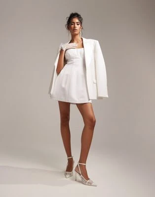 ASOS DESIGN - Robe de mariée courte et structurée en satin avec encolure carrée - Ivoire | ASOS