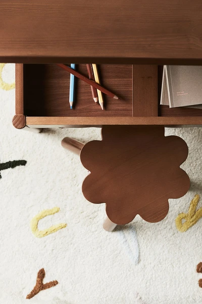 Bureau et tabouret festonnés pour enfant