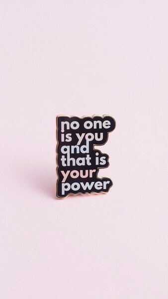 PRÉCOMMANDEZ Personne n’est vous et c’est votre superpouvoir en émail Pin | Rappels doux | Citations de texte édifiantes | Cadeaux d’amitié | Inspiration