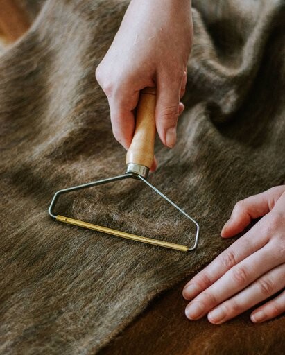 Peigne antibouloche, poignée en bois