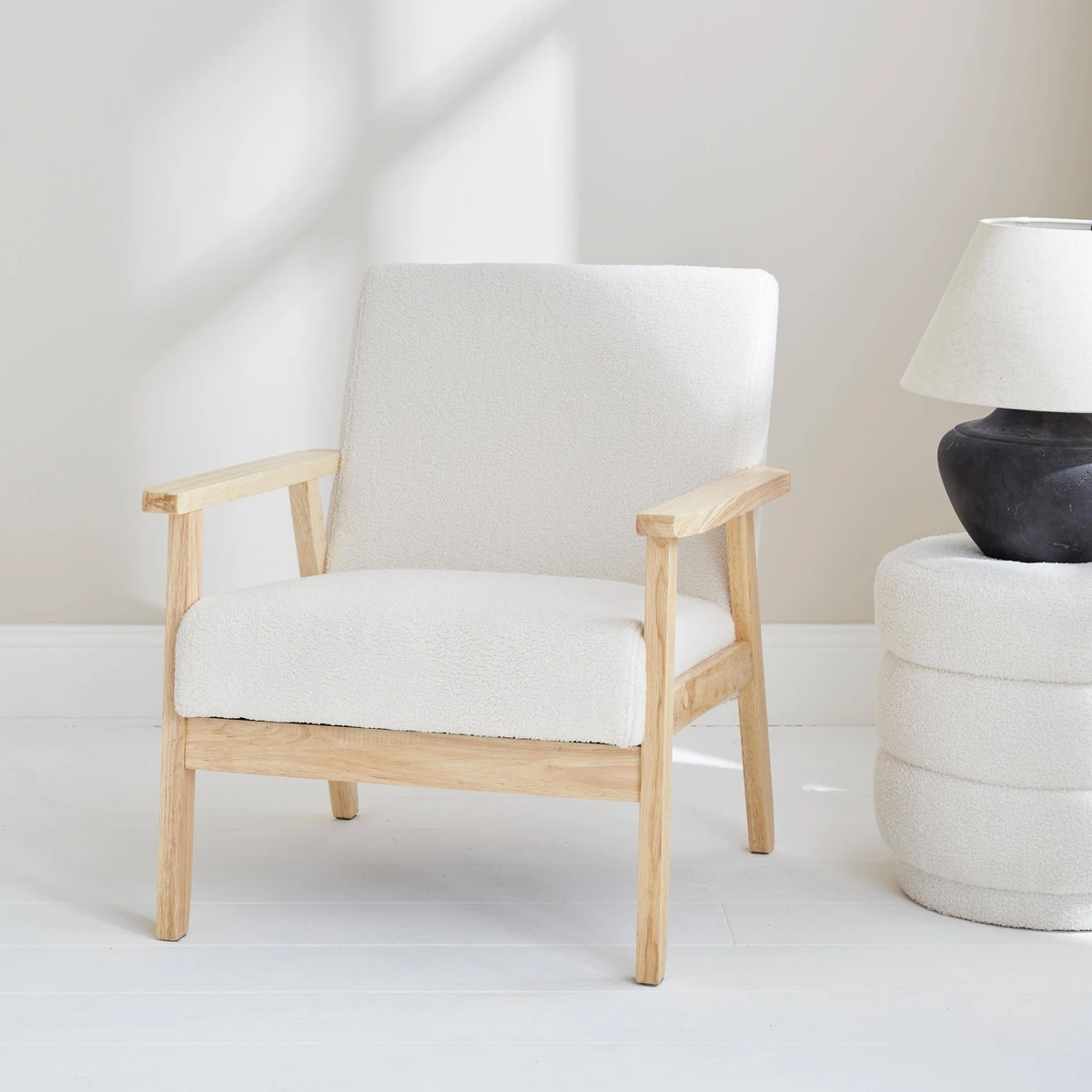 Fauteuil scandinave bois de peuplier, d'hévéa et bouclette