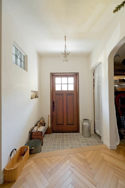 dénivelé de bas de porte pour éviter les crasses 