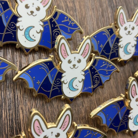 Pins doré et bleu de Chauve souris de l&#39;espace , badge émaillé d&#39;animal mignon
