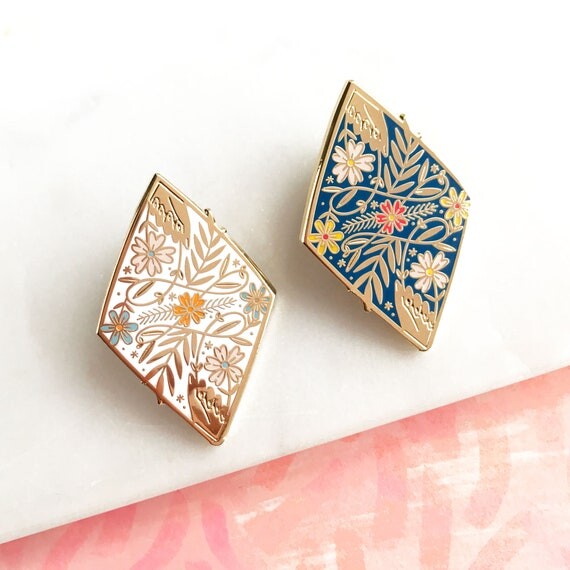 Badge d’épingle en émail connecté, épinglette à revers, cadeau d’amitié, amour, épingle bleu foncé, épingle blanche, broche à mains, cadeau de mariage