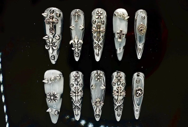 Presse-ongles gothique argenté chromé | Clous métalliques croisés 3D | Ongles alternatifs personnalisés faits main | Style chromé long