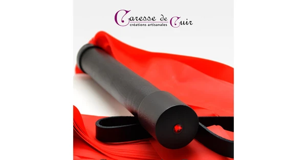 Grand martinet en latex rouge et cuir noir, strass Swarovski