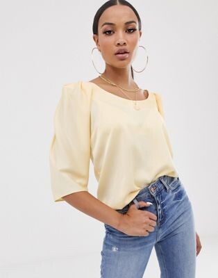 ASOS DESIGN - Top manches courtes en satin avec encolure dégagée et détail aux épaules | ASOS