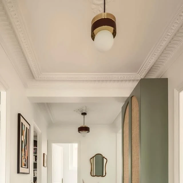 Atelier Devergne par Audrey Chamoret Devergne sur Instagram: "C’est reparti après un petit week-end en famille à la maison. Le bonheur réside souvent dans le simple fait d’être ensemble et de prendre du temps pour ceux qui nous entourent. Je pensais à ça hier justement, quand je me souviens de mes moments préférés de mon enfance c’est toujours cela qui revient : aller faire un tour de vélo en famille avec un pique nique, aller cueillir des jonquilles à l’arrivée du printemps, réaliser des décorations de Noël à la maison… Le plus beau cadeau qu’on peut offrir à nos enfants c’est du temps. Souvent ils demandent des choses et sont frustrés quand on leur dit non mais quand on passe du temps avec eux jamais ils ne penseront à demander quoi que ce soit. Ils seront simplement heureux. Je pense que de façon générale la plus grande richesse et sans doute la plus rare quand on est parent c’est le temps justement, qu’il soit pour nous ou ceux qu’on aime. Il ne faut pas en perdre une miette ! Pensez-y quand il vous vient l’envie de regarder votre téléphone le week-end. En réfléchissant 2 minutes, vous trouverez une occupation bien plus épanouissante pour vous et toute la famille. Bon lundi ! #maisonbourgeoise #viedemaman #viedefamille #mumpreneurs #maisondefamille #entreemaison #carreauxdeciment #maisonanciennerénovée #maisonancienne #charmedelancien #agencement #agencementinterieur #amenagementinterieur #homesweethome #decoratrice #decoratricedinterieur #decorationinterieure #architecturedinterieur #architectedinterieur #tipsdeco #inspideco"