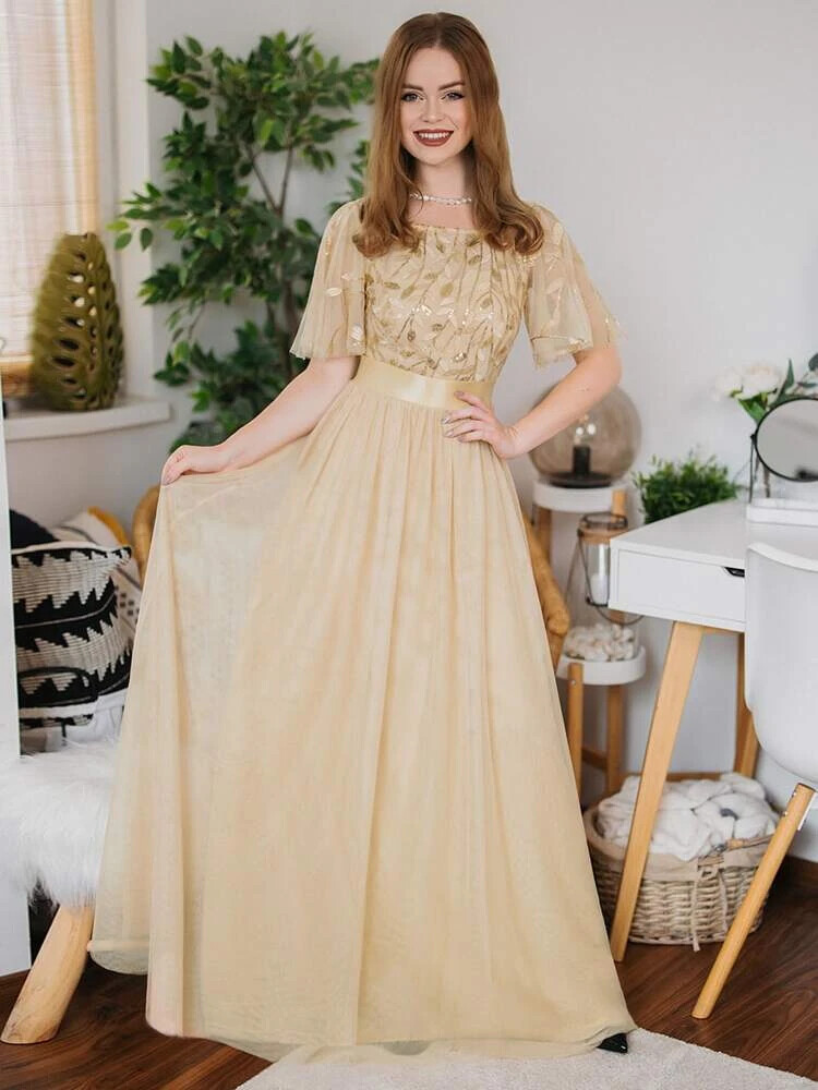 Robe de bal en tulle à sequins avec broderies