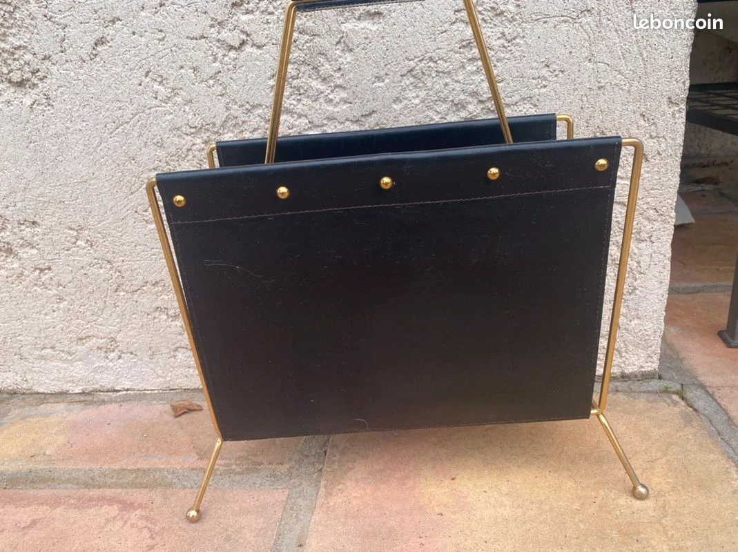 Porte revues 1950 cuir noir et laiton