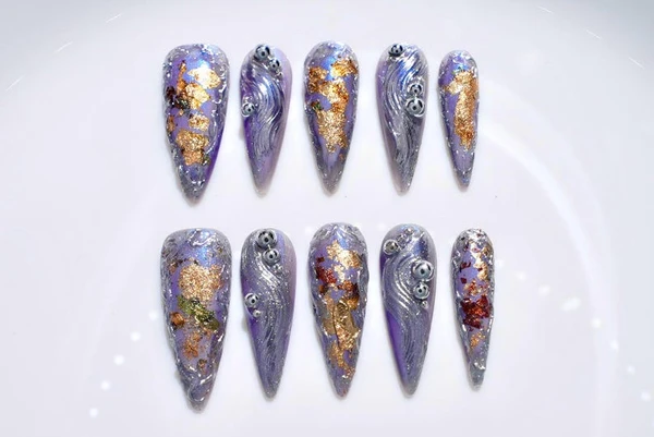 Ongles 3D violets et dorés | Presse faite main personnalisée sur les ongles | Faux ongles en acrylique | Ongles en gel | Ongles peints à la main |