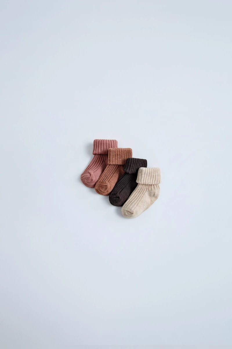 LOT DE QUATRE PAIRES DE CHAUSSETTES DE COULEURS