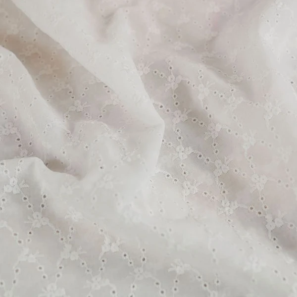 Tissu broderie anglaise fleurs roseraie - blanc cassé